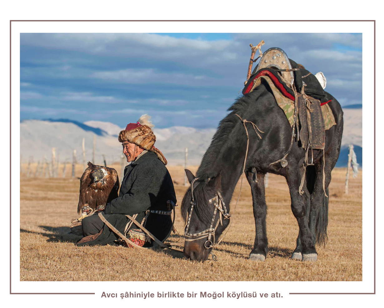 Avcı şâhiniyle birlikte bir Moğol köylüsü ve atı.